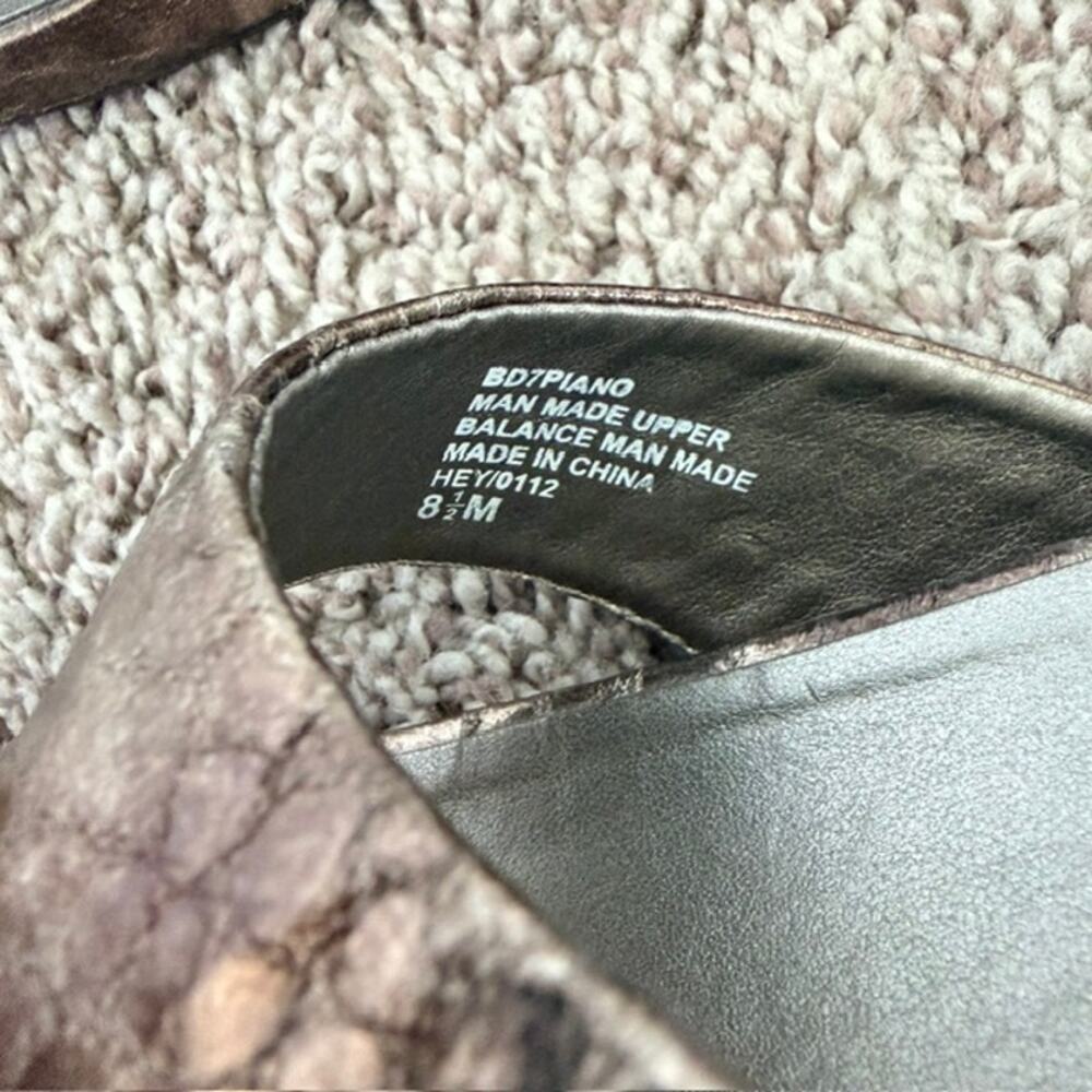 Bandolino Women's Sandals 8.5B Bronze Thongs Flip Flops Reptile Print .75 Heel - Picture 4 of 13